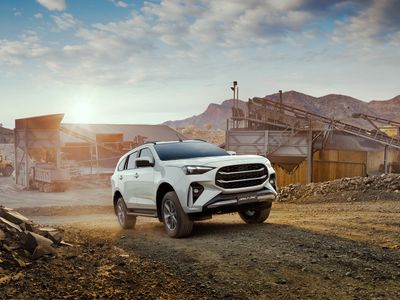 إيسوزو D-MAX مستعملة معتمدة في موقع عمل عند شروق الشمس