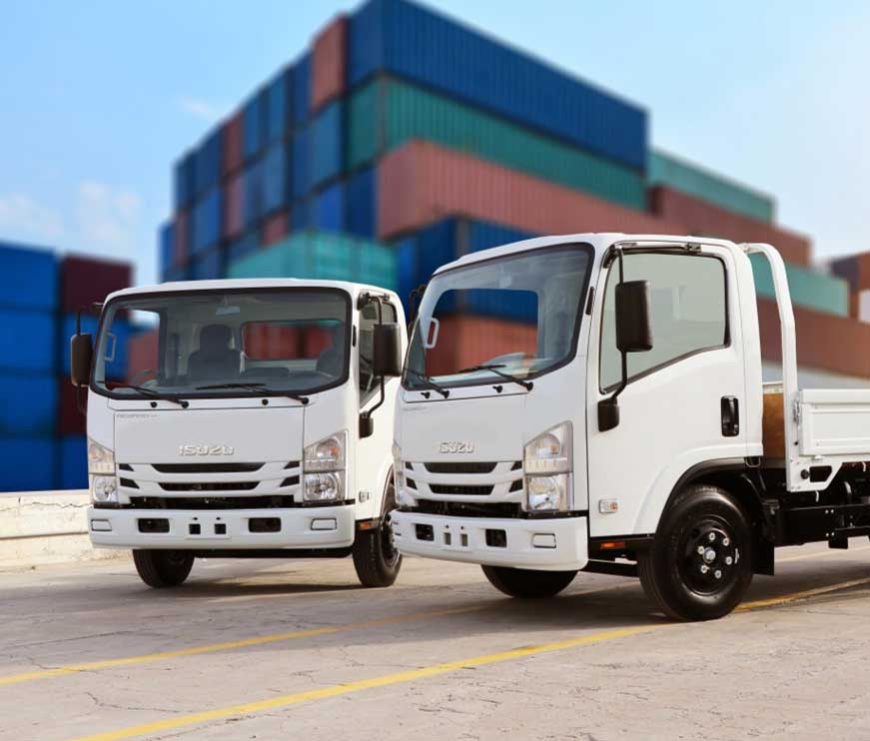 شاحنات إيسوزو N-Series في ساحة حاويات